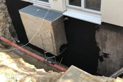 Mineralisch reprofilierter Gerinne- und Bermebereich nach Sanierung im Abwasserbauwerk