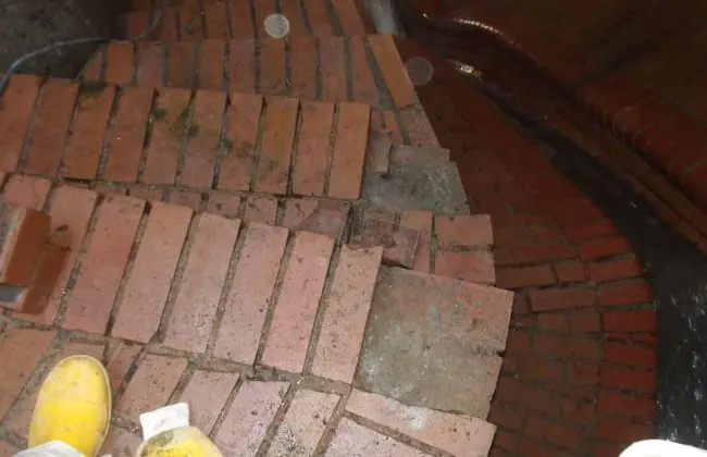 Geschädigte Ziegelberme im Kanalbauwerk