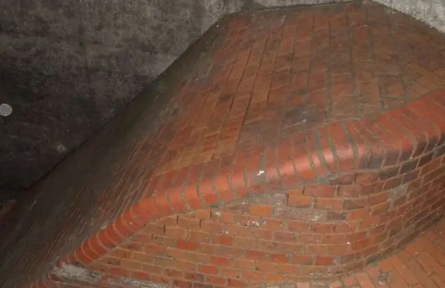 Ziegelgerinne in einem Kanalbauwerk mit Feuchte- und Nutzungsbelastung