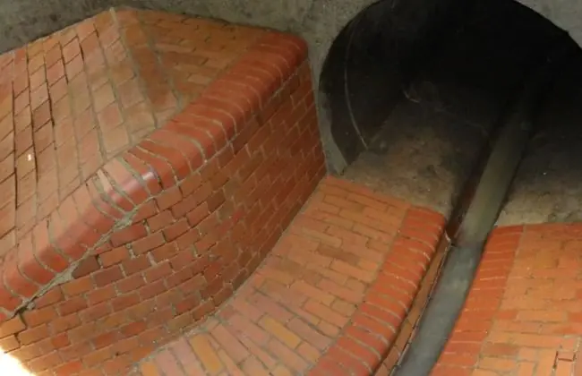 Innenansicht eines gemauerten Kanalbauwerks mit Ziegelbermen und Gerinne