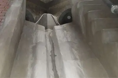 Mineralisch reprofilierter Gerinne- und Bermebereich nach Sanierung im Abwasserbauwerk